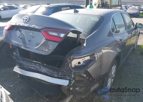 2022 Toyota Camry Le z USA, uszkodzony, nr VIN 4T1C11AK8NU688728